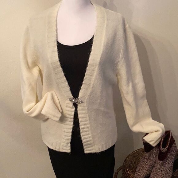 Faded glory NWT size large  beautiful cream cardigan with jeweled clasp - Picture 2 of 11